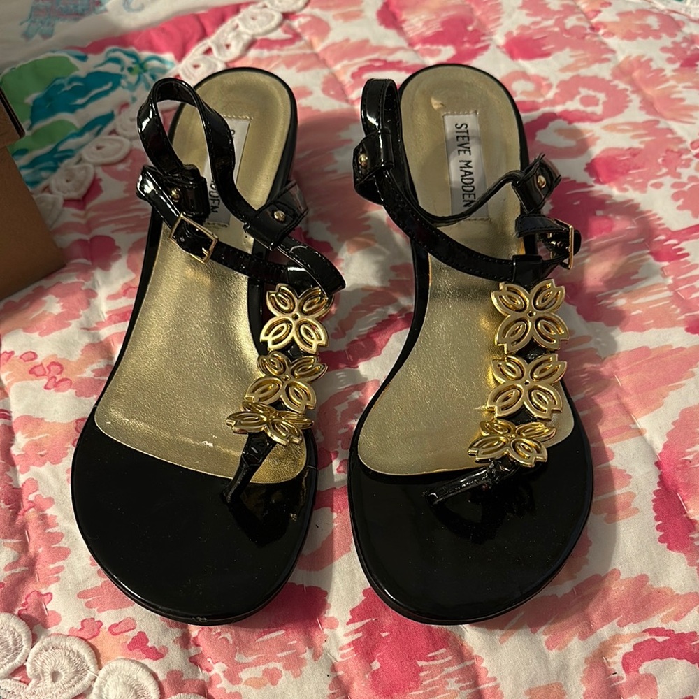 Steve Madden Black and Gold Women's Sandals sz 8.5 black patent leather.